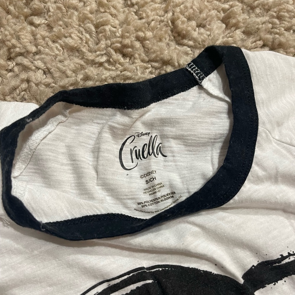 Disney Cruella White and Black Woman’s Small T-Shirt - Picture 4 of 4